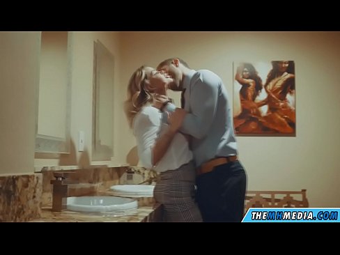 ❤️ Nigbati bilondi ti oyan ba tan ọ ni yara isinmi ti gbogbo eniyan ️❌ Fidio furo ️❤